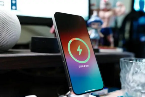 瓦房店苹果15换屏服务分享用什么充电器给iPhone15充电更好 